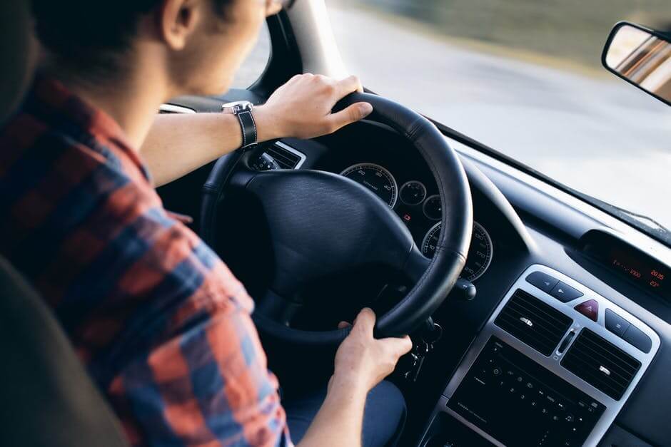 alt= Kobieta siedząca za kierownicą samochodu próbuje zdać egzamin na prawo jazdy 